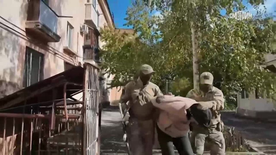 ФСБ опубликовала кадры задержания 57-летнего мужчины, готовившего теракт в Севастополе у Памятного знака в честь 300-летия Российского флота