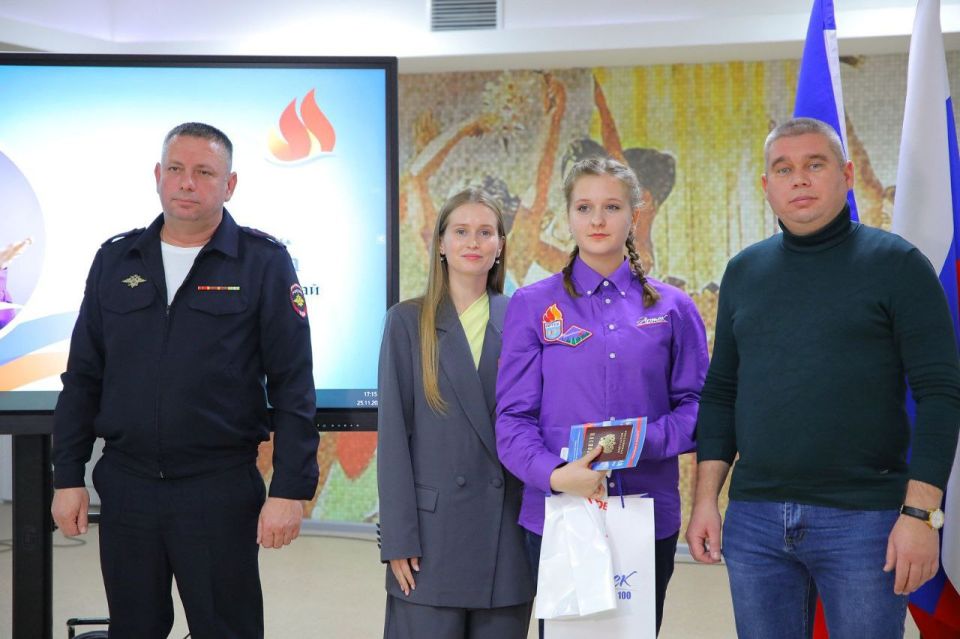 Сотрудники МВД по Республике Крым приняли участие в церемонии вручения первых паспортов в «Артеке» Сотрудники МВД по Республике Крым приняли участие в церемонии вручения первых паспортов в «Артеке»