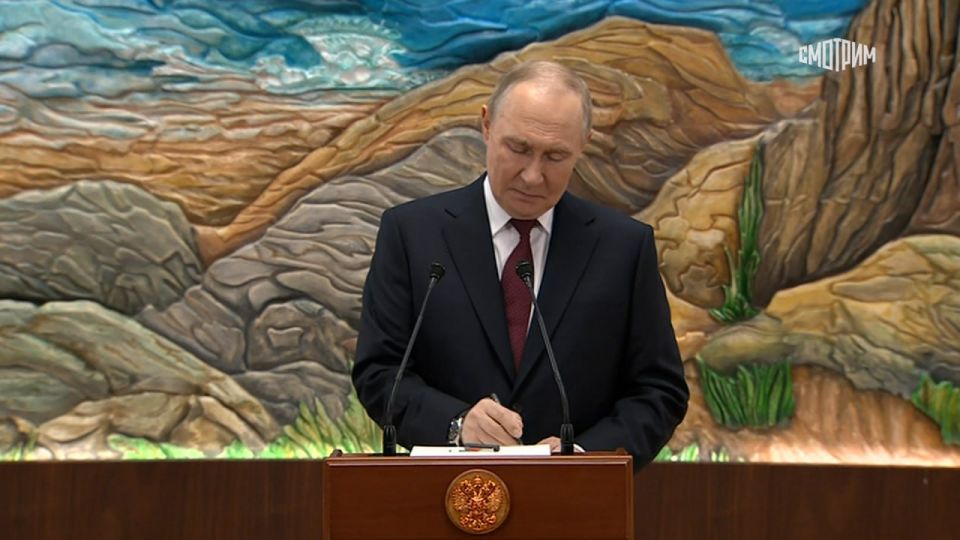 Наступление российских войск, возможный обвал фронта ВСУ, обсуждение плана Трампа и ошибка Зеленского – главные заявления Владимира Путина журналистам по итогам саммита ОДКБ в Киргизии Наступление российских войск, возможный обвал фронта ВСУ, обсуждение плана Трампа и ошибка Зеленского – главные заявления Владимира Путина журналистам по итогам саммита ОДКБ в Киргизии
