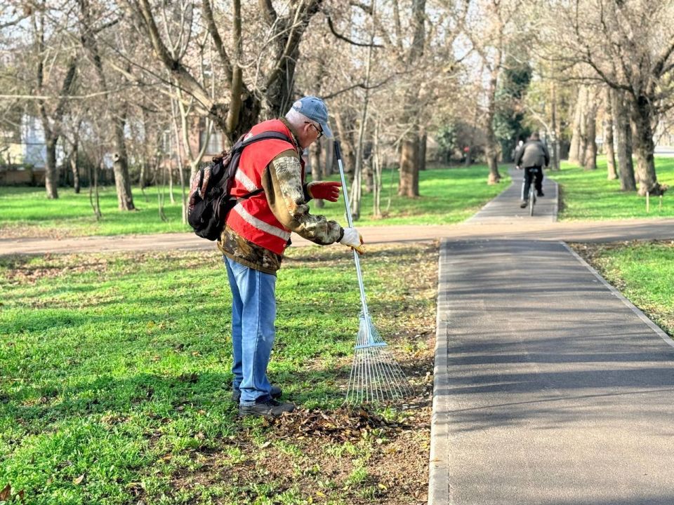 Более 200 человек ежедневно выходят на уборку городских улиц и межквартальных пространств Более 200 человек ежедневно выходят на уборку городских улиц и межквартальных пространств