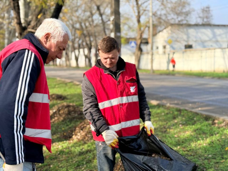 Более 200 человек ежедневно выходят на уборку городских улиц и межквартальных пространств Более 200 человек ежедневно выходят на уборку городских улиц и межквартальных пространств