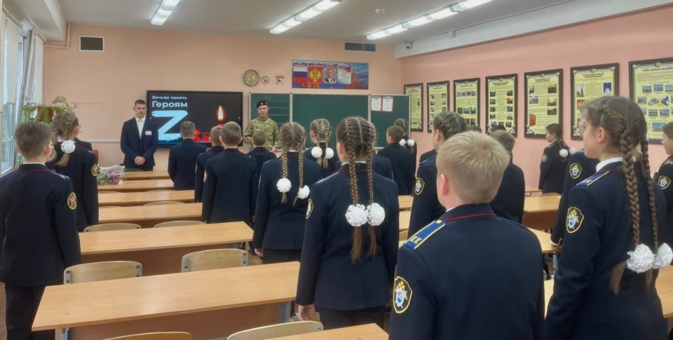 27 ноября, в День морской пехоты, кадеты 5-К класса МБОУ «Школа-лицей №3 им. А.С.Макаренко» встретились с Ерошкиным Иваном Геннадьевичем, человеком, чья жизнь неразрывно связана с защитой Родины 27 ноября, в День морской пехоты, кадеты 5-К класса МБОУ «Школа-лицей №3 им. А.С.Макаренко» встретились с Ерошкиным Иваном Геннадьевичем, человеком, чья жизнь неразрывно связана с защитой Родины