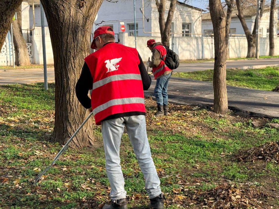 Более 200 человек ежедневно выходят на уборку городских улиц и межквартальных пространств Более 200 человек ежедневно выходят на уборку городских улиц и межквартальных пространств