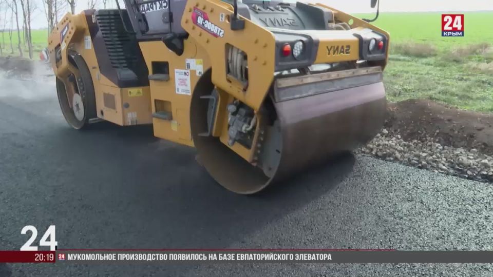 На участке дороги Коренное - А/Д Красногвардейское - Нижнегорский укладывают выравнивающий слой асфальта