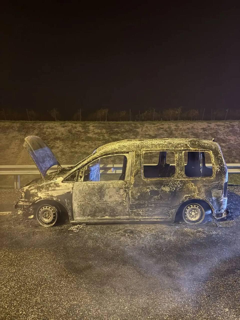 На дороге "Новороссийск – Керчь" сгорела легковушка На дороге "Новороссийск – Керчь" сгорела легковушка