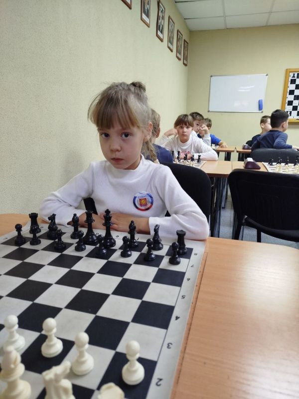 СОРЕВНУЮТСЯ ШАХМАТИСТЫ. В Симферополе в шахматно-шашечном клубе «Владоград» состоялись республиканские соревнования по «быстрым» шахматам