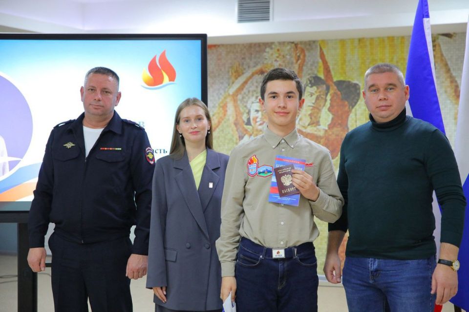 Сотрудники МВД по Республике Крым приняли участие в церемонии вручения первых паспортов в «Артеке» Сотрудники МВД по Республике Крым приняли участие в церемонии вручения первых паспортов в «Артеке»