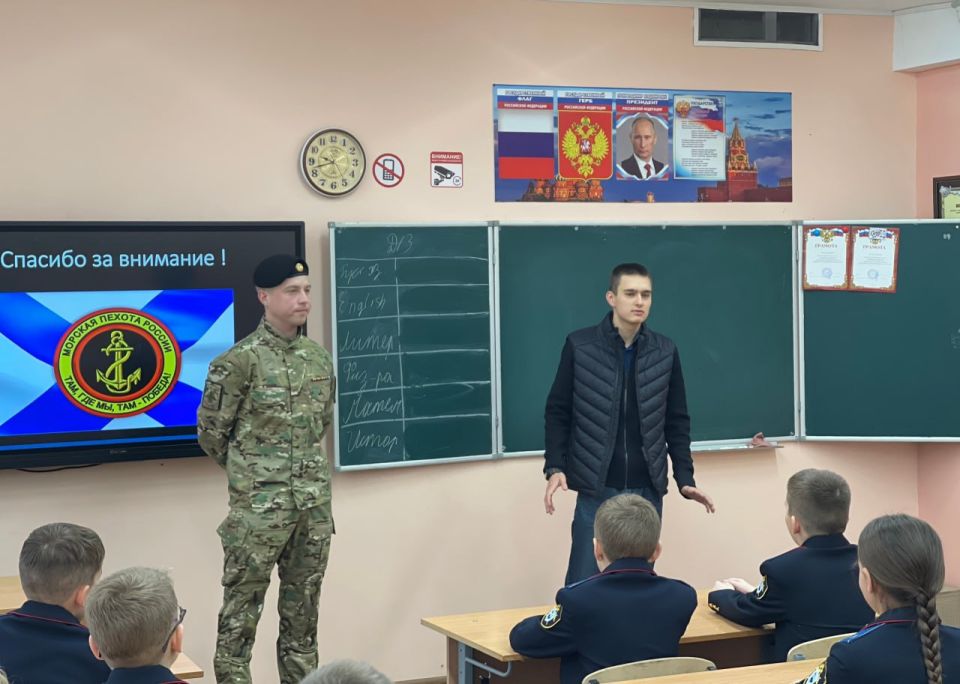 27 ноября, в День морской пехоты, кадеты 5-К класса МБОУ «Школа-лицей №3 им. А.С.Макаренко» встретились с Ерошкиным Иваном Геннадьевичем, человеком, чья жизнь неразрывно связана с защитой Родины 27 ноября, в День морской пехоты, кадеты 5-К класса МБОУ «Школа-лицей №3 им. А.С.Макаренко» встретились с Ерошкиным Иваном Геннадьевичем, человеком, чья жизнь неразрывно связана с защитой Родины