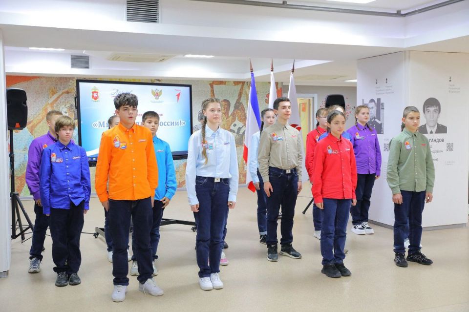 Сотрудники МВД по Республике Крым приняли участие в церемонии вручения первых паспортов в «Артеке» Сотрудники МВД по Республике Крым приняли участие в церемонии вручения первых паспортов в «Артеке»