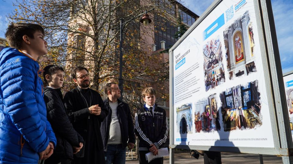 Фотовыставка «Молодёжь о вечном» открылась в центре Симферополя