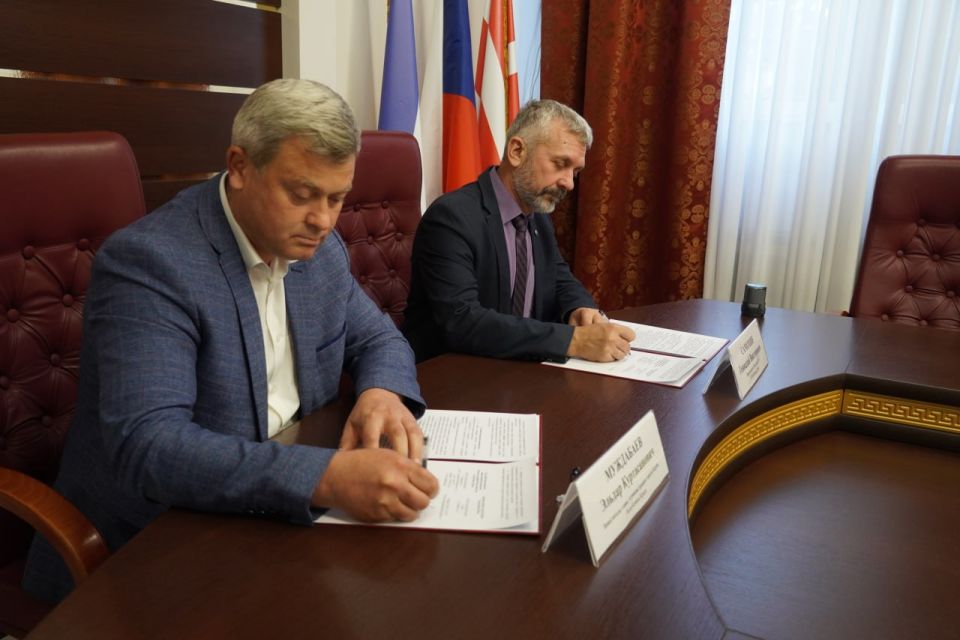 В Керчи заключили соглашение о сотрудничестве между Всероссийской общественной организацией «Русское географическое общество» в Республике Крым и Администрацией города