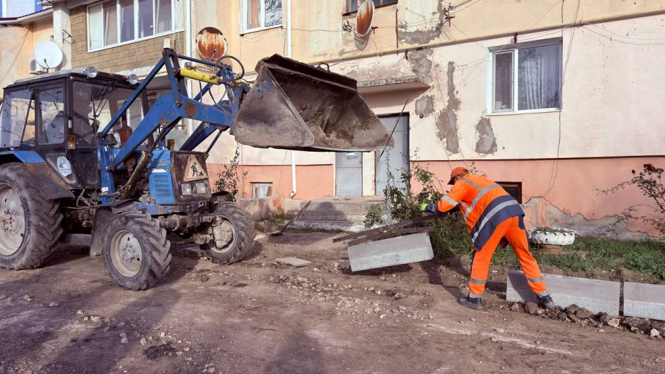 Антон Кравец: Провел мониторинг хода работ ремонта дворовой территории многоквартирного дома в с.Уваровка Антон Кравец: Провел мониторинг хода работ ремонта дворовой территории многоквартирного дома в с.Уваровка