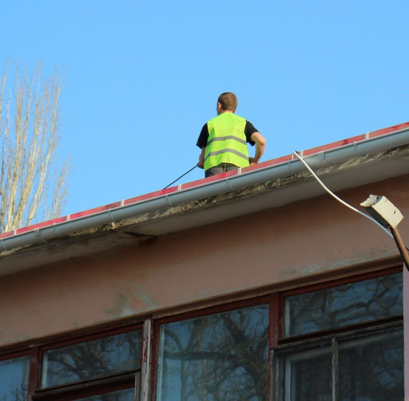 В детском саду №32 «Дюймовочка» приступили к ремонту кровли второго и третьего корпуса В детском саду №32 «Дюймовочка» приступили к ремонту кровли второго и третьего корпуса