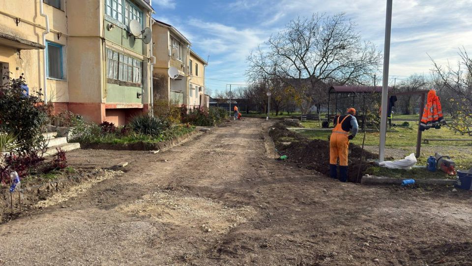 Антон Кравец: Провел мониторинг хода работ ремонта дворовой территории многоквартирного дома в с.Уваровка Антон Кравец: Провел мониторинг хода работ ремонта дворовой территории многоквартирного дома в с.Уваровка