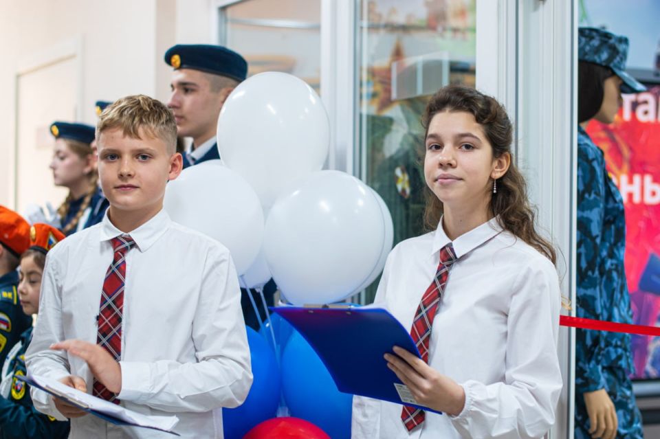 В МБОУ «Школа-гимназия, детский сад № 25» города Симферополя состоялось торжественное открытие музея «Хроники СВО», посвящённого событиям специальной военной операции В МБОУ «Школа-гимназия, детский сад № 25» города Симферополя состоялось торжественное открытие музея «Хроники СВО», посвящённого событиям специальной военной операции