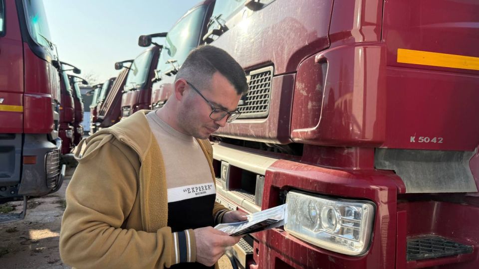 Сотрудники Госавтоинспекции г. Керчи проводят профилактические беседы с водителями грузового транспорта Сотрудники Госавтоинспекции г. Керчи проводят профилактические беседы с водителями грузового транспорта