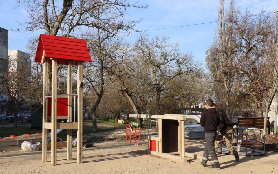 В Керчи продолжается обновление детских площадок
