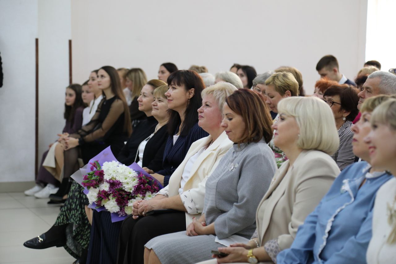 Галина Огнёва: Первой общеобразовательной школе города Алушты 60 лет!