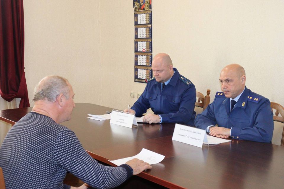 Вчера, 27 ноября 2025 года, прокурор Республики Крым Олег Камшилов в ходе рабочей поездки в город Евпаторию провел прием граждан Вчера, 27 ноября 2025 года, прокурор Республики Крым Олег Камшилов в ходе рабочей поездки в город Евпаторию провел прием граждан