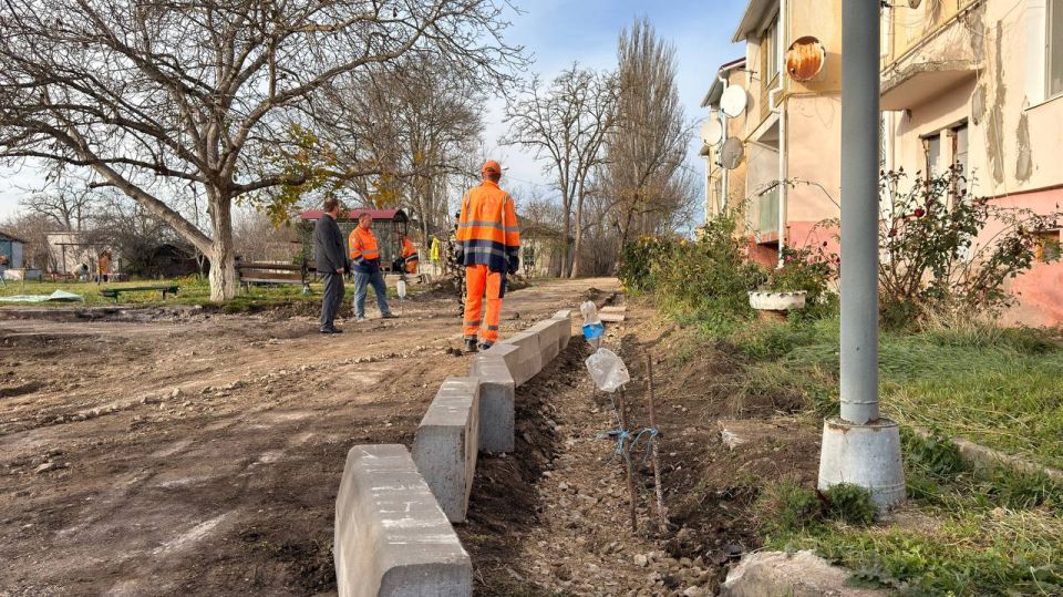 Антон Кравец: Провел мониторинг хода работ ремонта дворовой территории многоквартирного дома в с.Уваровка Антон Кравец: Провел мониторинг хода работ ремонта дворовой территории многоквартирного дома в с.Уваровка