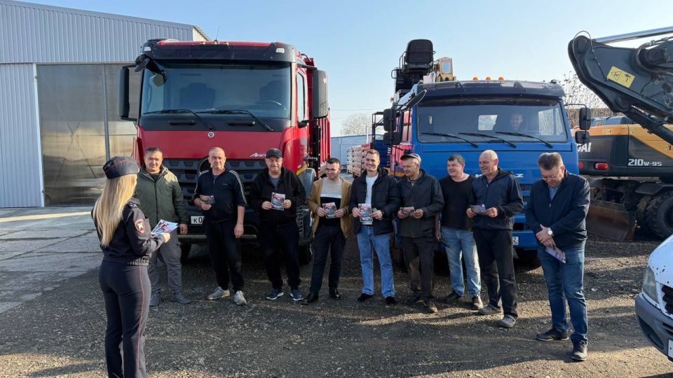 Сотрудники Госавтоинспекции г. Керчи проводят профилактические беседы с водителями грузового транспорта Сотрудники Госавтоинспекции г. Керчи проводят профилактические беседы с водителями грузового транспорта