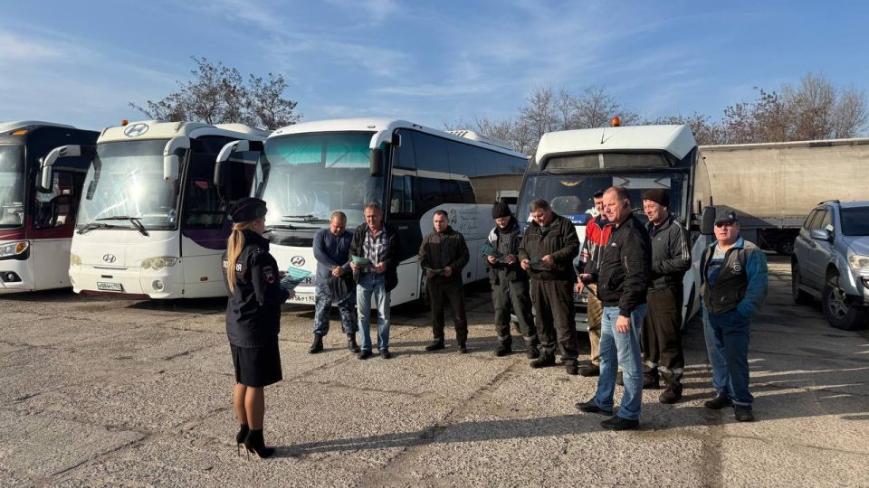 Сотрудники Госавтоинспекции г. Керчи проводят профилактические беседы с водителями грузового транспорта Сотрудники Госавтоинспекции г. Керчи проводят профилактические беседы с водителями грузового транспорта