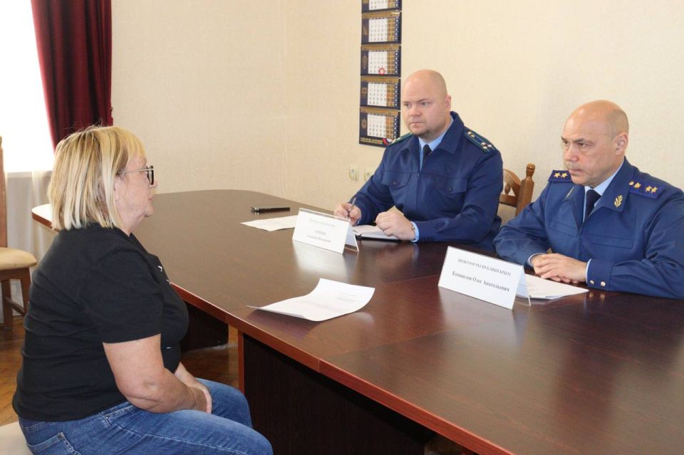 Вчера, 27 ноября 2025 года, прокурор Республики Крым Олег Камшилов в ходе рабочей поездки в город Евпаторию провел прием граждан Вчера, 27 ноября 2025 года, прокурор Республики Крым Олег Камшилов в ходе рабочей поездки в город Евпаторию провел прием граждан