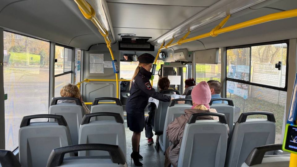 Сотрудники Госавтоинспекции г. Керчи проводят профилактические беседы с водителями грузового транспорта Сотрудники Госавтоинспекции г. Керчи проводят профилактические беседы с водителями грузового транспорта