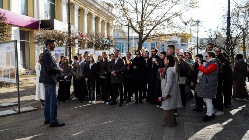Фотовыставка «Молодёжь о вечном» открылась в центре Симферополя Фотовыставка «Молодёжь о вечном» открылась в центре Симферополя