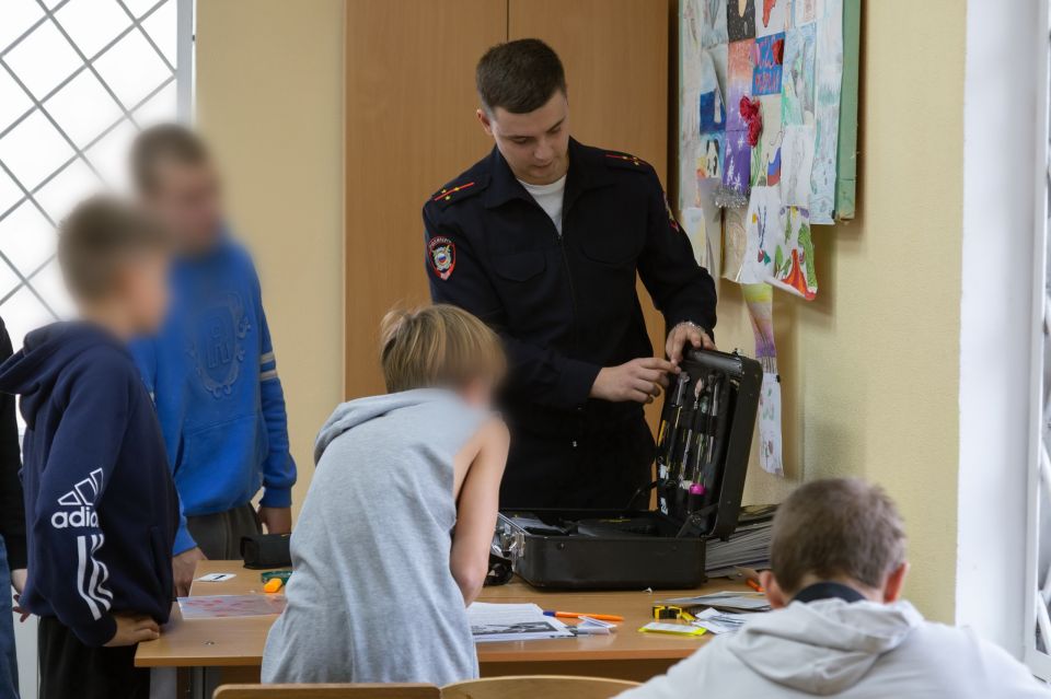 Сотрудники полиции познакомили подростков с работой криминалистов Сотрудники полиции познакомили подростков с работой криминалистов