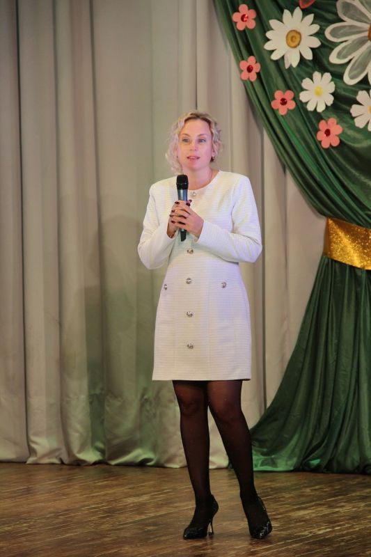 В Судакском городском ДК «Долина Роз» прошла концертная программа, посвященная Дню матери