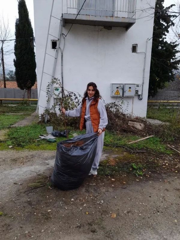 В рамках субботника работа по уборке территорий также велась в селах и поселках Феодосийского округа В рамках субботника работа по уборке территорий также велась в селах и поселках Феодосийского округа