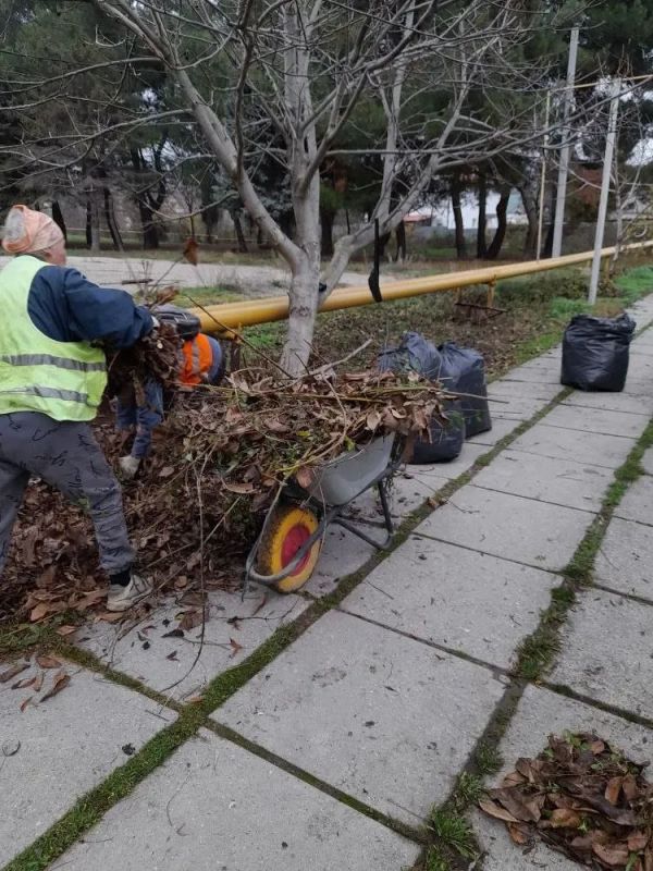 В рамках субботника работа по уборке территорий также велась в селах и поселках Феодосийского округа В рамках субботника работа по уборке территорий также велась в селах и поселках Феодосийского округа