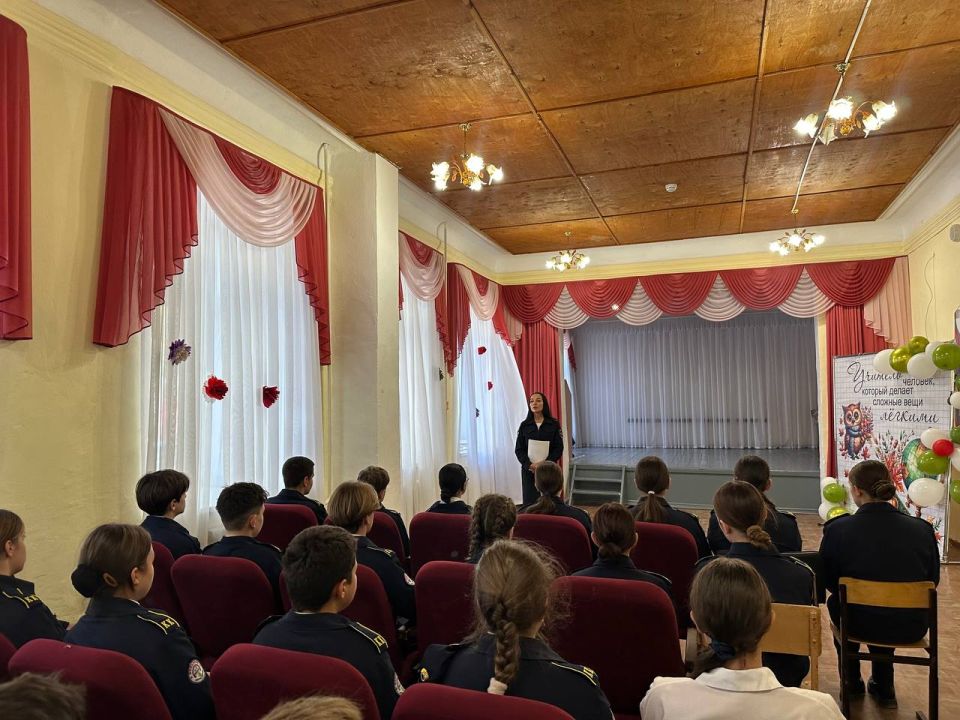 В Феодосии прошла профилактическая беседа с кадетами о правонарушениях среди подростков В Феодосии прошла профилактическая беседа с кадетами о правонарушениях среди подростков