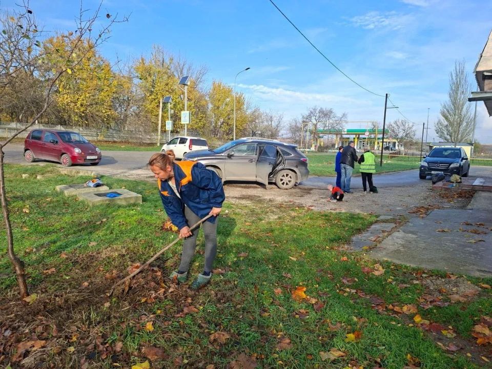 В рамках субботника работа по уборке территорий также велась в селах и поселках Феодосийского округа В рамках субботника работа по уборке территорий также велась в селах и поселках Феодосийского округа