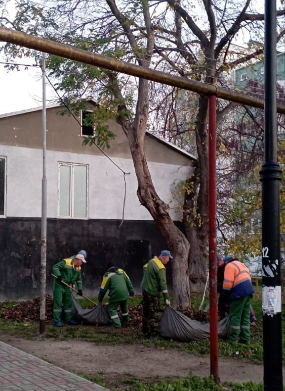 Сегодня, в рамках субботников по санитарной очистке территорий, силами коллектива муниципального бюджетного учреждения "Феодосийская служба благоустройства" проведена очистка зеленой зоны Адмиральского бульвара Сегодня, в рамках субботников по санитарной очистке территорий, силами коллектива муниципального бюджетного учреждения "Феодосийская служба благоустройства" проведена очистка зеленой зоны Адмиральского бульвара