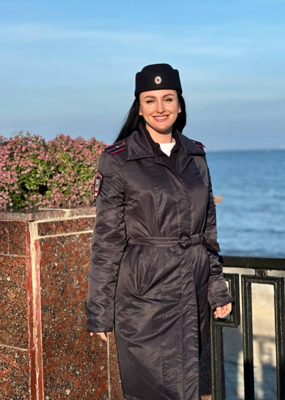 #Хороших_выходных всем жителям и гостям полуострова желает старший специалист (по воспитательной работе) ОМВД России по Кировскому району, младший лейтенант полиции Лада Батуринец