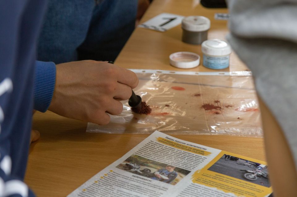 Сотрудники полиции познакомили подростков с работой криминалистов Сотрудники полиции познакомили подростков с работой криминалистов