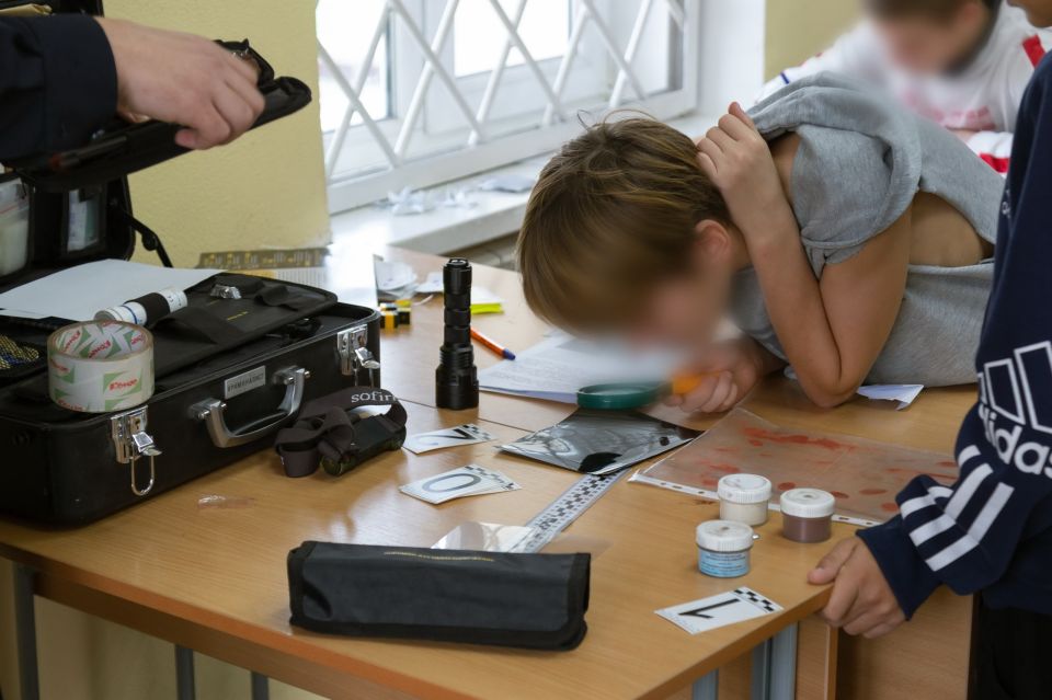 Сотрудники полиции познакомили подростков с работой криминалистов Сотрудники полиции познакомили подростков с работой криминалистов