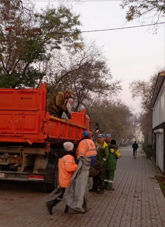 Сегодня, в рамках субботников по санитарной очистке территорий, силами коллектива муниципального бюджетного учреждения "Феодосийская служба благоустройства" проведена очистка зеленой зоны Адмиральского бульвара Сегодня, в рамках субботников по санитарной очистке территорий, силами коллектива муниципального бюджетного учреждения "Феодосийская служба благоустройства" проведена очистка зеленой зоны Адмиральского бульвара