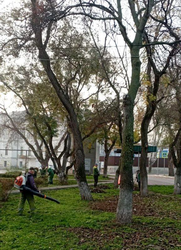 Сегодня, в рамках субботников по санитарной очистке территорий, силами коллектива муниципального бюджетного учреждения "Феодосийская служба благоустройства" проведена очистка зеленой зоны Адмиральского бульвара Сегодня, в рамках субботников по санитарной очистке территорий, силами коллектива муниципального бюджетного учреждения "Феодосийская служба благоустройства" проведена очистка зеленой зоны Адмиральского бульвара