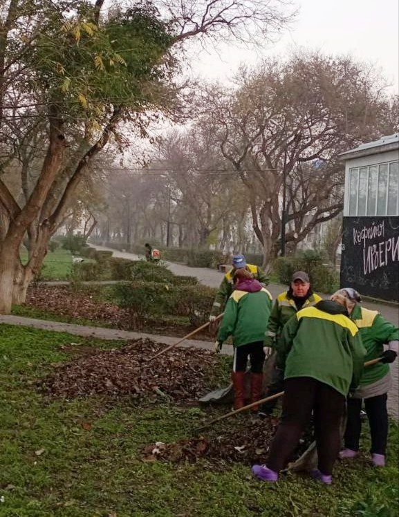 Сегодня, в рамках субботников по санитарной очистке территорий, силами коллектива муниципального бюджетного учреждения "Феодосийская служба благоустройства" проведена очистка зеленой зоны Адмиральского бульвара Сегодня, в рамках субботников по санитарной очистке территорий, силами коллектива муниципального бюджетного учреждения "Феодосийская служба благоустройства" проведена очистка зеленой зоны Адмиральского бульвара