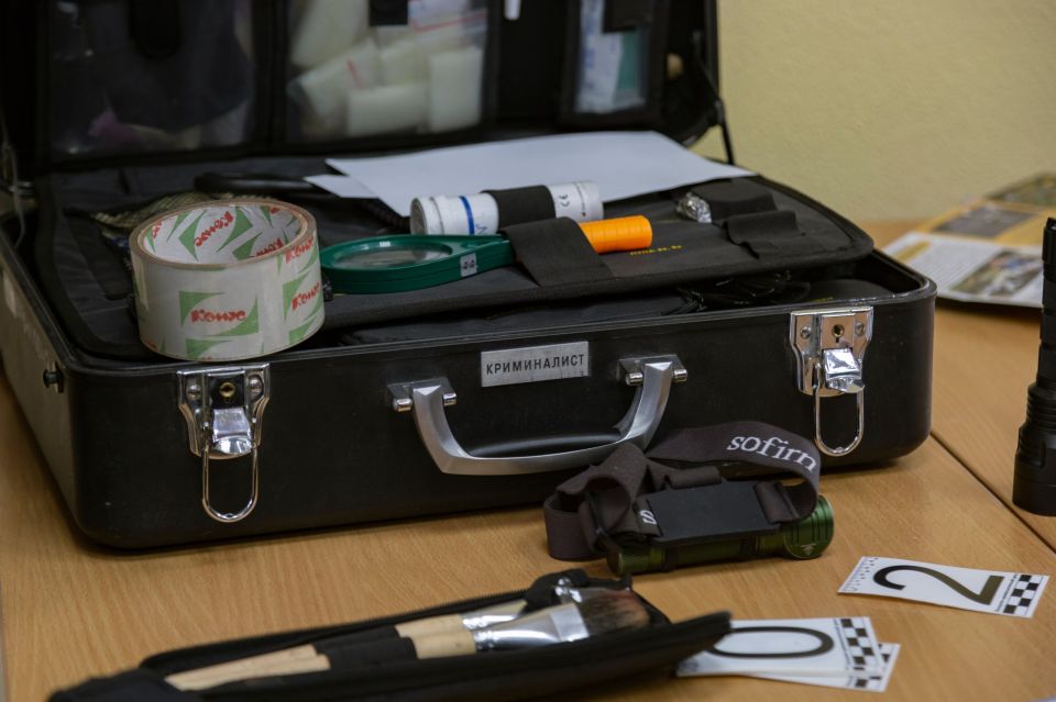 Сотрудники полиции познакомили подростков с работой криминалистов Сотрудники полиции познакомили подростков с работой криминалистов