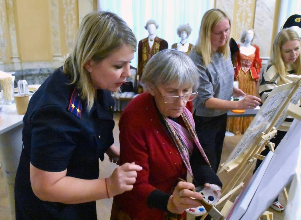 В честь Дня матери сотрудниками СК России в Крыму организован творческий мастер-класс по рисованию для жен и матерей участников специальной военной операции В честь Дня матери сотрудниками СК России в Крыму организован творческий мастер-класс по рисованию для жен и матерей участников специальной военной операции