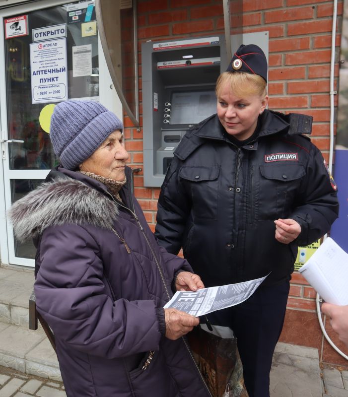 Полицейские Советского района провели беседы с гражданами о том, как не стать жертвой дистанционных мошенников