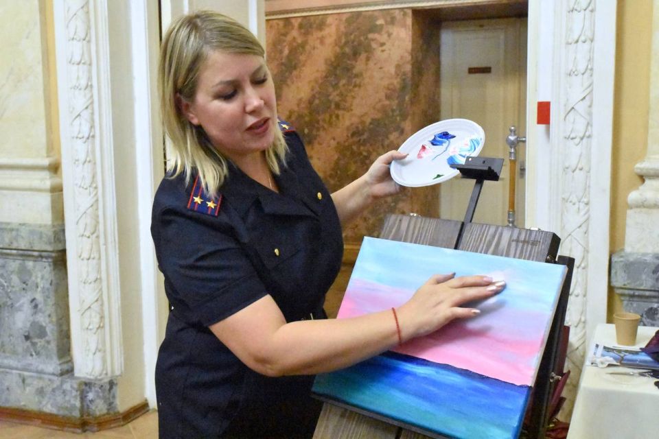 В честь Дня матери сотрудниками СК России в Крыму организован творческий мастер-класс по рисованию для жен и матерей участников специальной военной операции В честь Дня матери сотрудниками СК России в Крыму организован творческий мастер-класс по рисованию для жен и матерей участников специальной военной операции