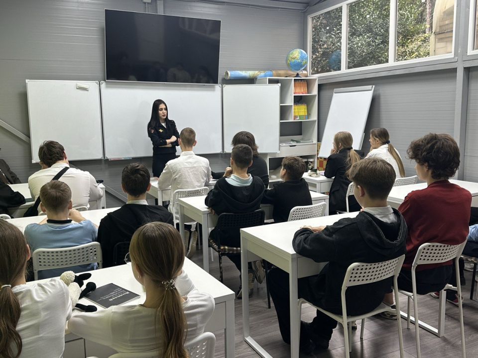 Ялтинские полицейские провели урок безопасности для школьников Ялтинские полицейские провели урок безопасности для школьников