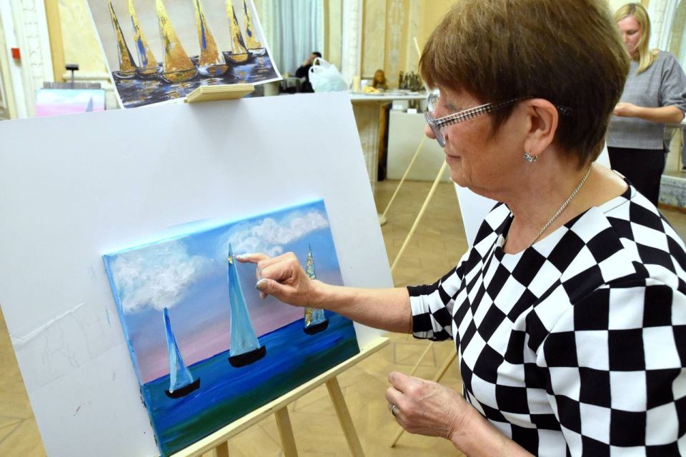 В честь Дня матери сотрудниками СК России в Крыму организован творческий мастер-класс по рисованию для жен и матерей участников специальной военной операции В честь Дня матери сотрудниками СК России в Крыму организован творческий мастер-класс по рисованию для жен и матерей участников специальной военной операции