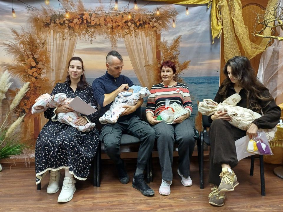 В последнее воскресенье ноября мы отмечаем один из самых душевных и теплых праздников, который с каждым годом становится все более почитаемым обществом – это День матери В последнее воскресенье ноября мы отмечаем один из самых душевных и теплых праздников, который с каждым годом становится все более почитаемым обществом – это День матери