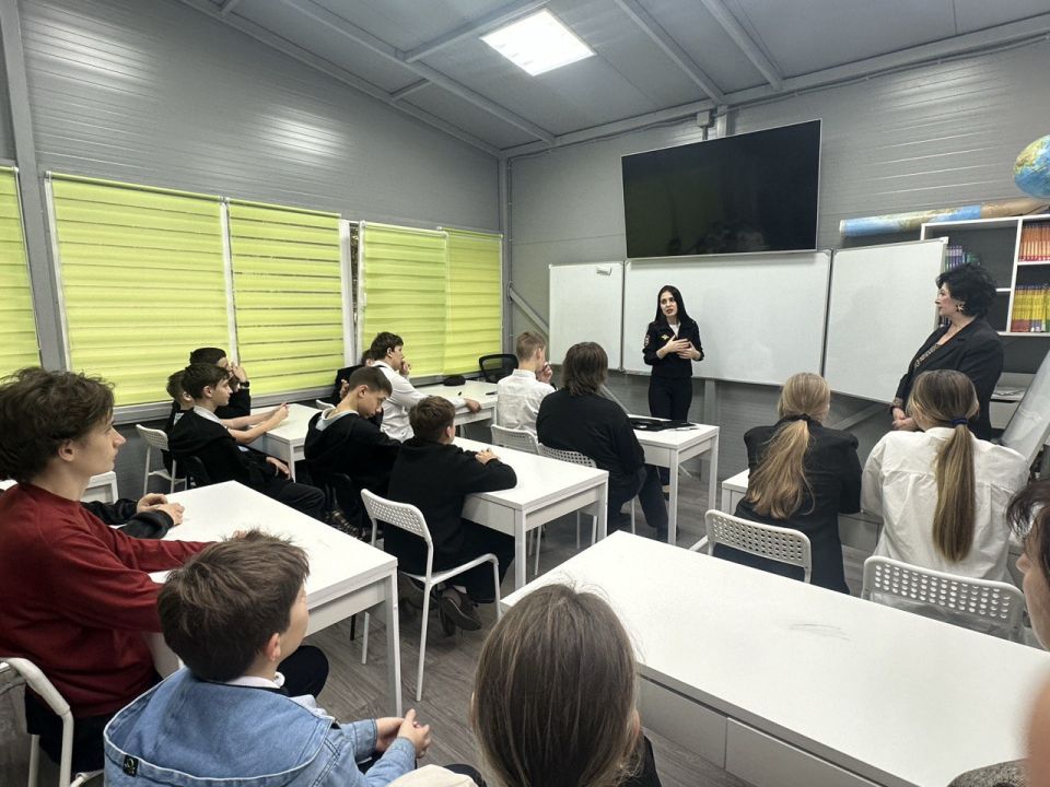 Ялтинские полицейские провели урок безопасности для школьников